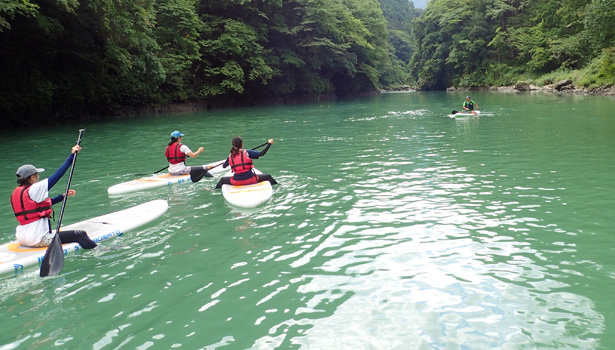 奥多摩の神秘の湖でときめきを体験しよう